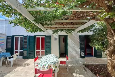 Image de Maison en Salento avec deux chambres et une grande terrasse au bord de la pinède