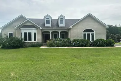 Image de 3-bedroom house in charming Townsend with inground pool