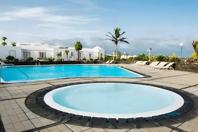 Image de Maison de Vacances 'Caleta Campos Bungalows' avec Vue sur la Mer, Piscine Commune et Wi-Fi