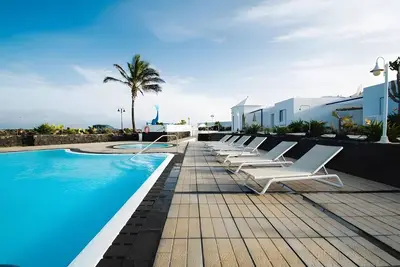 Image de Maison de Vacances 'Caleta Campos Bungalows' avec Vue sur la Mer, Piscine Commune et Wi-Fi