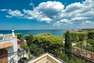 Image de Comfortable 40 sqm apartment, accommodating up to 4 people, located on the first floor of a small house without an elevator. The property is located on the Bisceglie seafront and offers enchanting sea views. The residential area is well-served and close t
