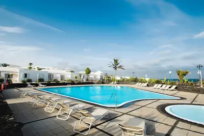 Image de Maison de Vacances 'Caleta Campos Bungalows' avec Vue sur la Mer, Piscine Commune et Wi-Fi