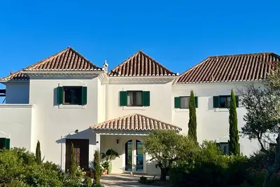 Image de Luxury Oceanfront Villa - Catered & Serviced with Private Boat & Skipper