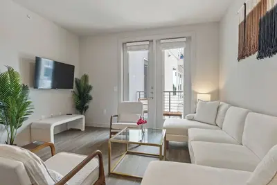 Image de Luxury 2-Br with Juliet Balcony