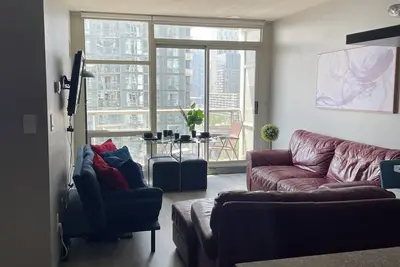 Image de 2-bdr 1 bath downtown  luxury condo, free parking sleeps 6