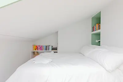 Image de 3bd Cottage Inspired Home by Hampstead Heath