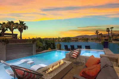 Image de Lakefront Pool | Coachella Chic