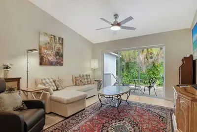 Close to Beaches, Downtown, everything Sarasota