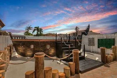 Image de Ultimate Pirate Hideaway  Themed Pool Mini Golf