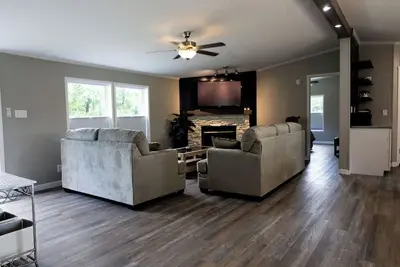 Image de Grand Park 2 miles away from Country Setting 4 Bedroom home on Monon Trail\n.