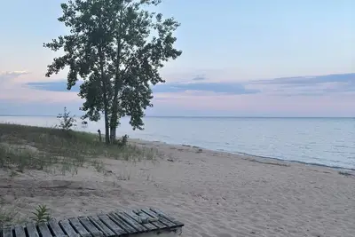 Image de Charming 2-bedroom Scandinavian cottage in welcoming Tawas City with Ac