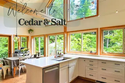 Image de Cedar & Salt – Forest Retreat by the Beach with Hot Tub, Sauna & Ev Charger