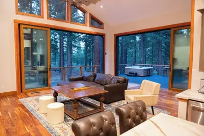 Image de Direct trail access, hot tub, Reno/Tahoe forest, luxury mountain home