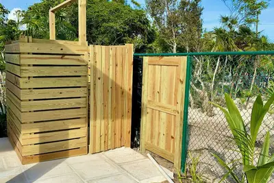 Image de Private Pool. 120 steps from our gate to the road to Grace Bay Beach Access.