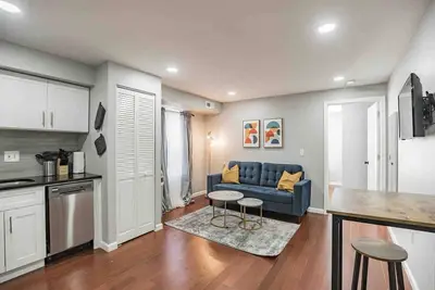 Image de Modern, Stylish Center City 1/1 Perfect Location!