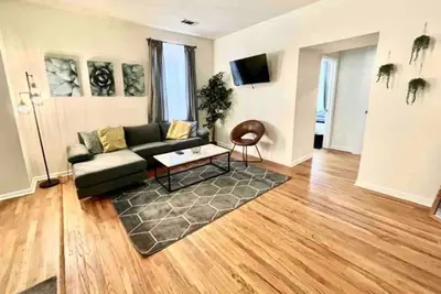 Image de ~Incredible Location! Large Center City 2 Bedroom~