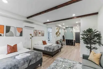 Image de Large Studio w/2 Beds & Balcony (C)