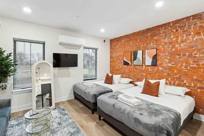 Image de Stylish Studio Sleeps Four | 10 mins to Dt (B)