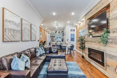 Image de Large Bi-Level 3/2 w/Patio | 10 min to Dt