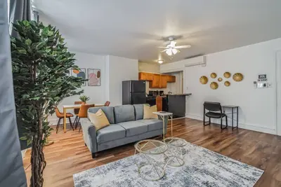 Image de Large Historical 1/1 Center City | Sleeps 4!