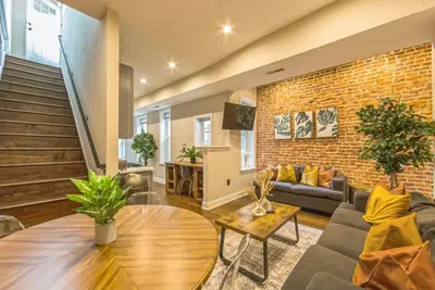 Image de Lovely 2/2 w/Patio | 10 mins to Dt | Sleeps 10 |