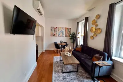 Image de Brand New Center City 1/1 | King Bed | Fast WiFi