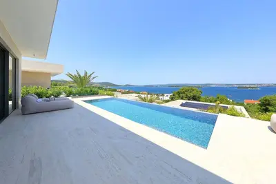 Image de Maison acceptant les animaux à Tkon avec piscine privée, peut être à.