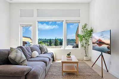 Image de Spacious 4br Retreat | Deck & Grill | Close to Dt