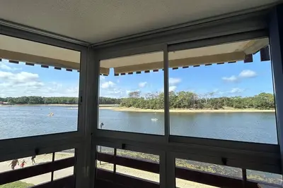 Image de Résidence au bord du lac marin.