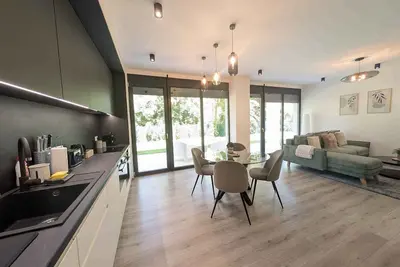 Image de Appartement de vacances nouvellement construit avec Wlan, climatisation, terrasse et accès direct au jardin