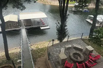 Image de Beautiful waterfront home on Grand Lake, Fire pit, private dock in Fishtail Cove