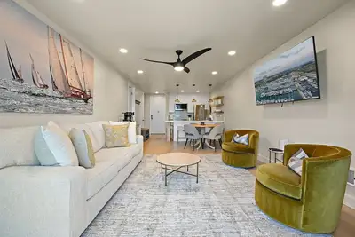 Image de Stunning renovated penthouse with a peek of the ocean from the upper deck – North Coast Village B310