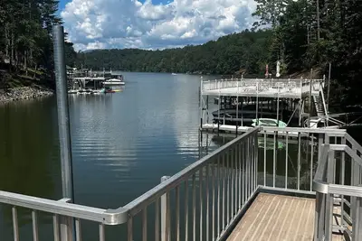 Image de Lake Front Retreat with 2-tier Dock, Brand new 4 Bedroom Home