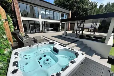 Image de 5 Bed Villa-Sleeps 10-Hot Tub-Bar & Pool table