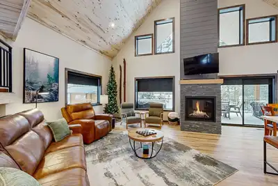 Image de Brand new chalet w/gourmet kitchen, fireplace, deck & grill - walk to skiing