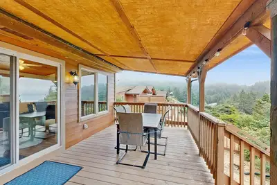 Image de Coastal condo with stunning views, a cozy loft, private deck and hot tub