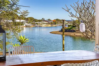 Image de Canal Front family Home with expensive undercover outdoor area and pool