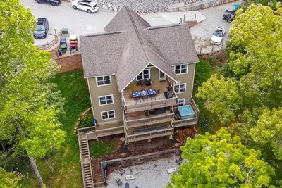 Image de Stunning Lakeview Home with game room, fire pit, dock, & hot tub