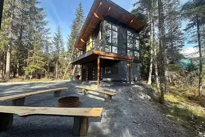 Image de Luxurious Orca Mountain Chalet - Nestled in Towering Trees with a Private Creek!