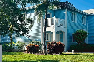 Image de 🏝️ Spacious Townhouse  2-Bedroom  with Private Balconies & Backyard Bbq,