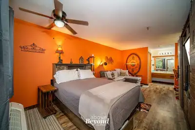 Image de Sunset- and horse- themed condo minutes to Sdc with Shuttle