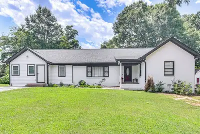 Image de 1 Mi to Dtwn Monroe: Family-Friendly Duplex!