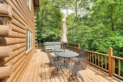 Image de Private Hannibal Cabin with Sauna & Hot Tub!