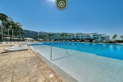 Image de Luxury 2br @ Aria Ocean: Infinity Pools, Gym & Direct Beach Access