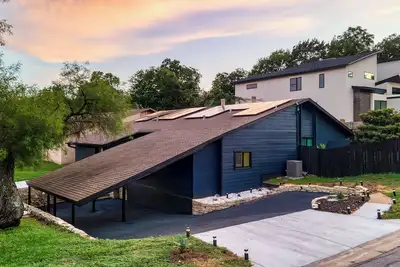 Image de Austin Escape, Prime Location + Shared Yard Oasis | Fairlawn Buyout by AvantStay