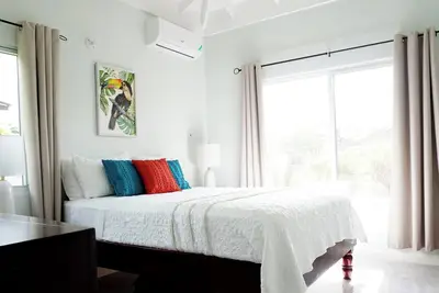 Image de Cool Water Ocean Breeze in Serene Secure Community w/ Multiple Ensuite Bathrooms