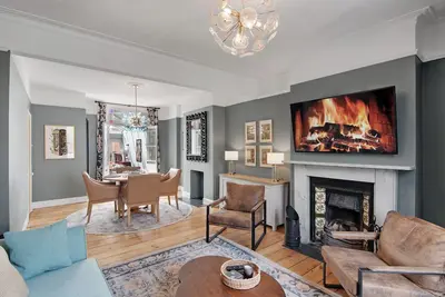 Image de 3br Georgian Home | Bbq Garden | Parking | Central