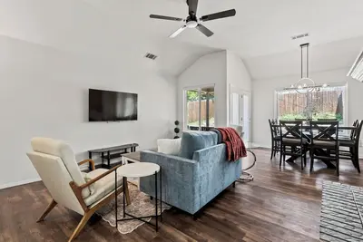 Image de Quiet, Clean, Yard  Near Texas Instrument