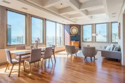 Image de Stunning City Apartment with Views, Pool & Parking