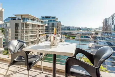 Image de V and A waterfront canals, Icc close, entertainment!